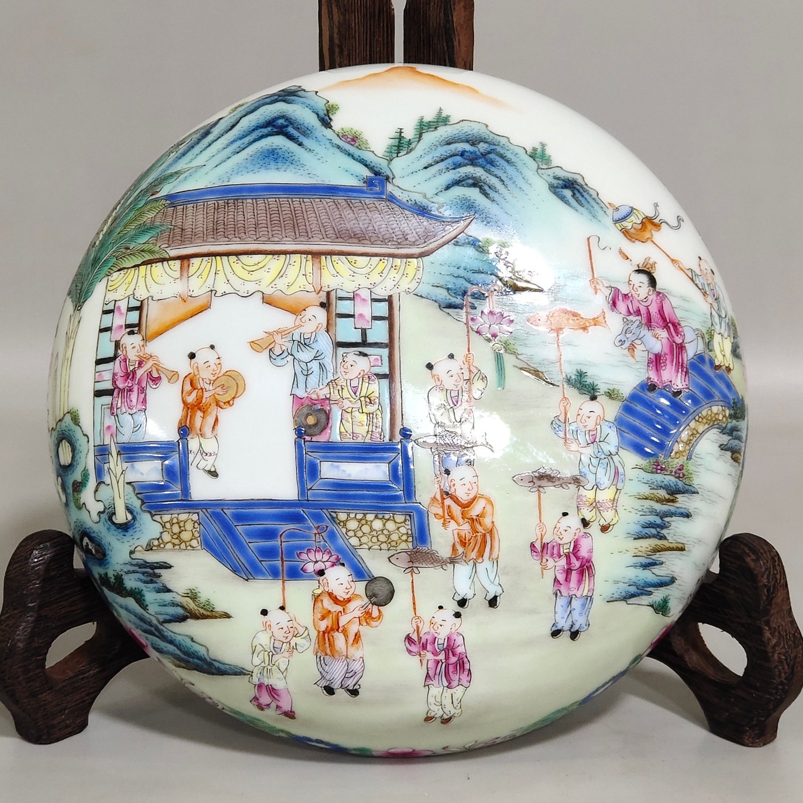 Qing Dynasty Qianlong boy’s spring cover box