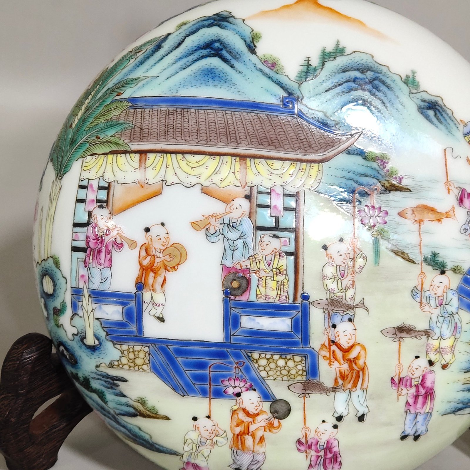Qing Dynasty Qianlong boy’s spring cover box