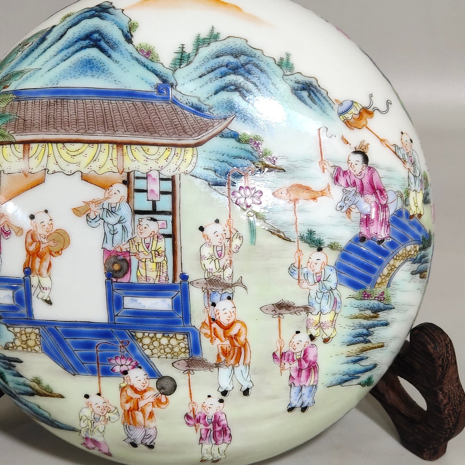 Qing Dynasty Qianlong boy’s spring cover box