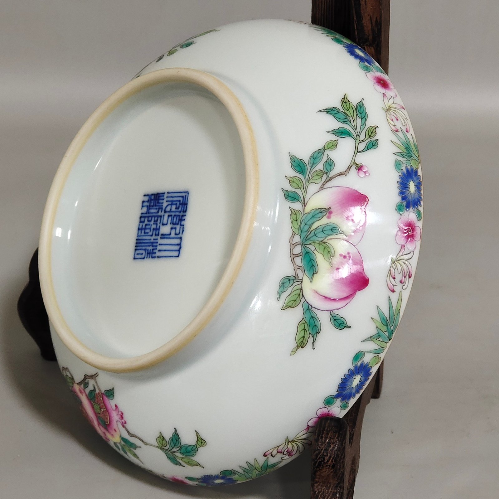 Qing Dynasty Qianlong boy’s spring cover box