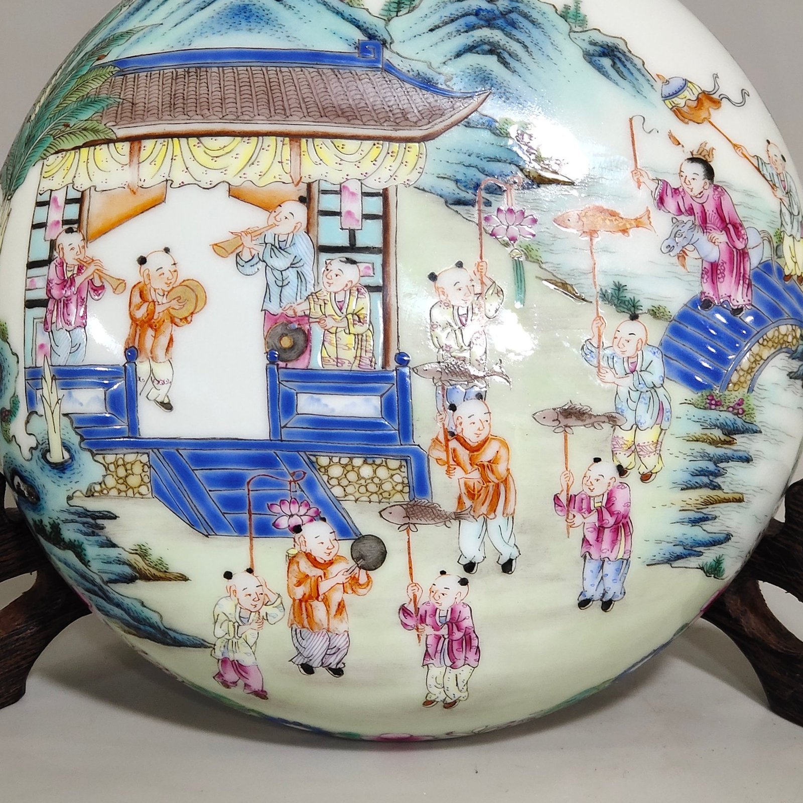 Qing Dynasty Qianlong boy’s spring cover box