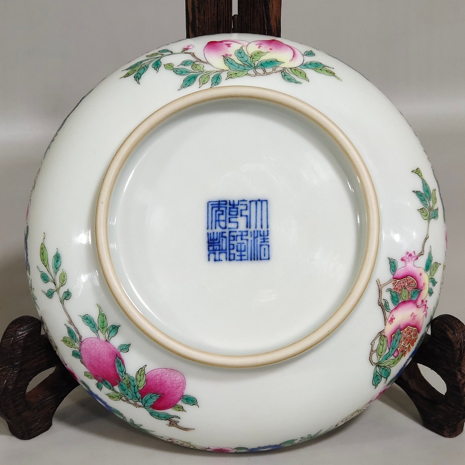 Qing Dynasty Qianlong boy’s spring cover box
