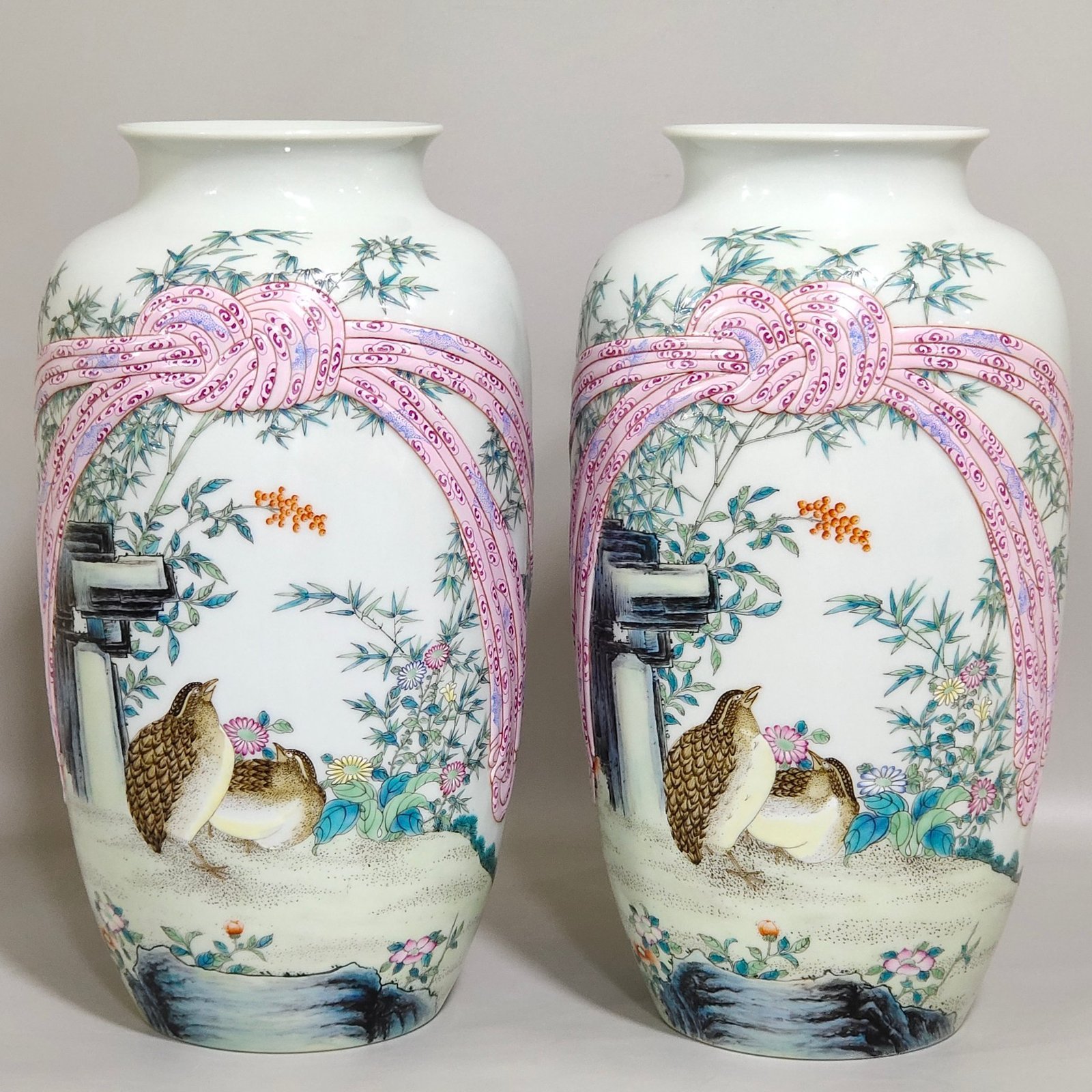 Qing Dynasty Qianlong bamboo newspaper peace cloth with lantern vase