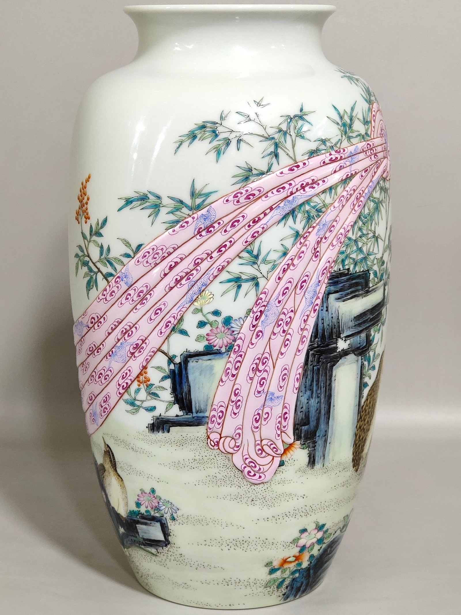 Qing Dynasty Qianlong bamboo newspaper peace cloth with lantern vase