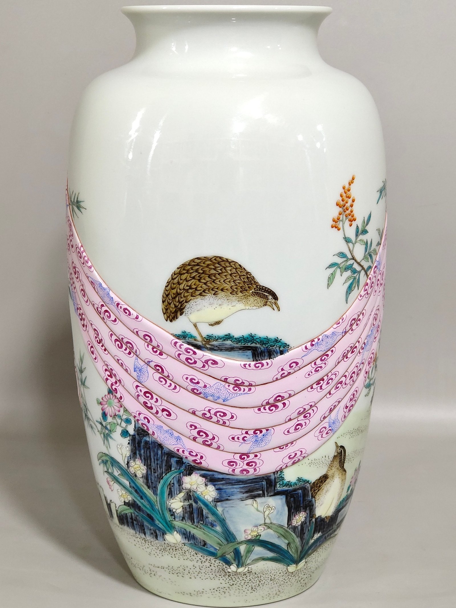Qing Dynasty Qianlong bamboo newspaper peace cloth with lantern vase