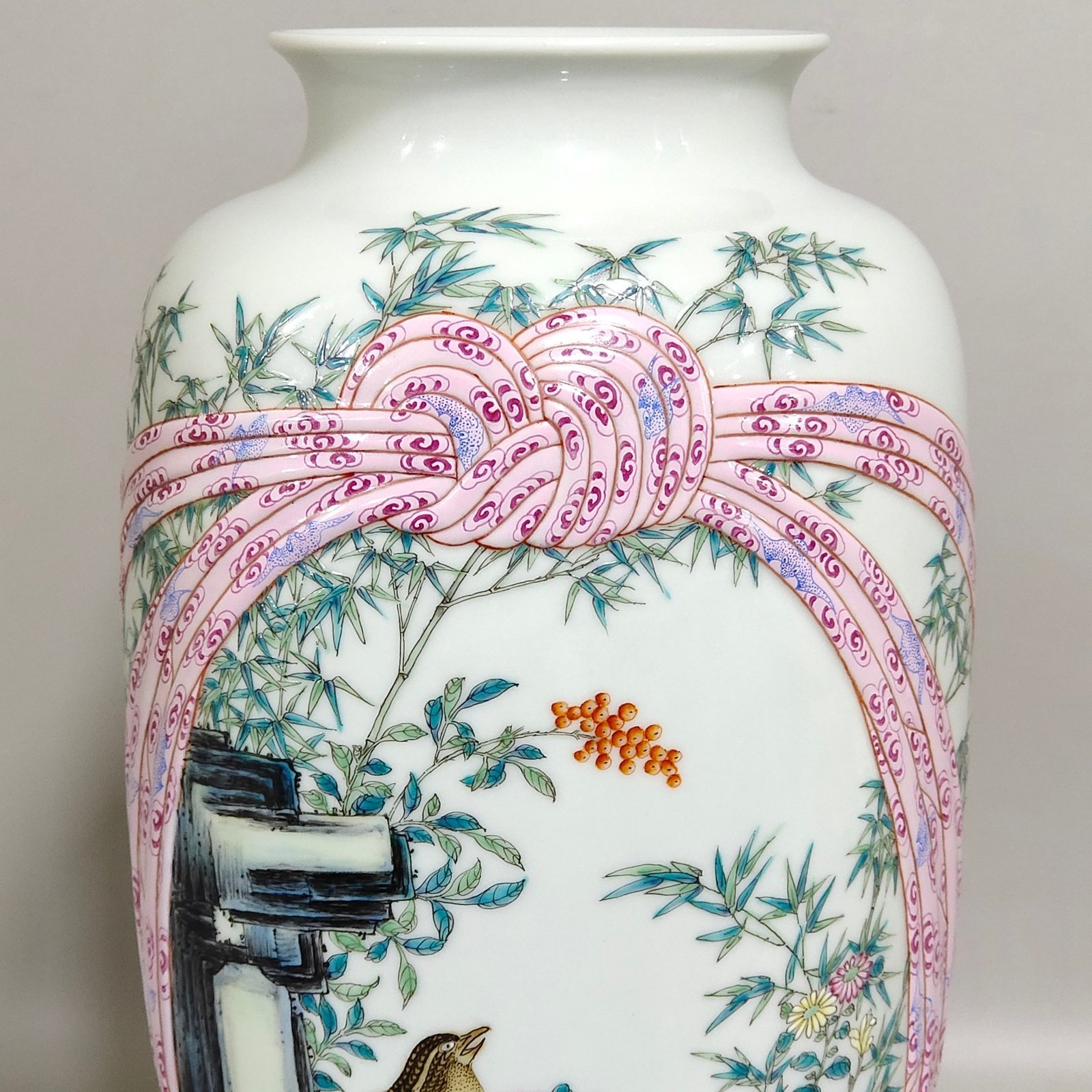 Qing Dynasty Qianlong bamboo newspaper peace cloth with lantern vase