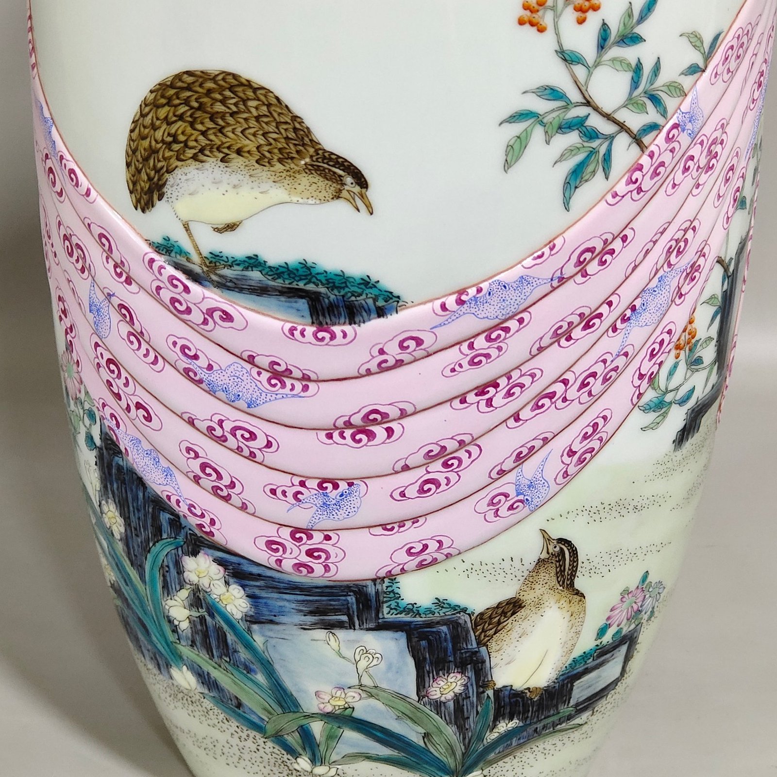 Qing Dynasty Qianlong bamboo newspaper peace cloth with lantern vase