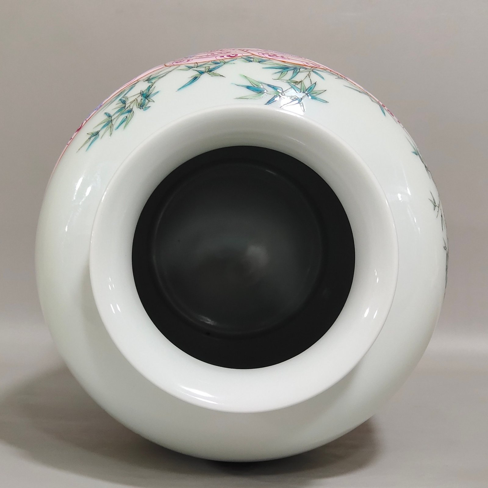 Qing Dynasty Qianlong bamboo newspaper peace cloth with lantern vase