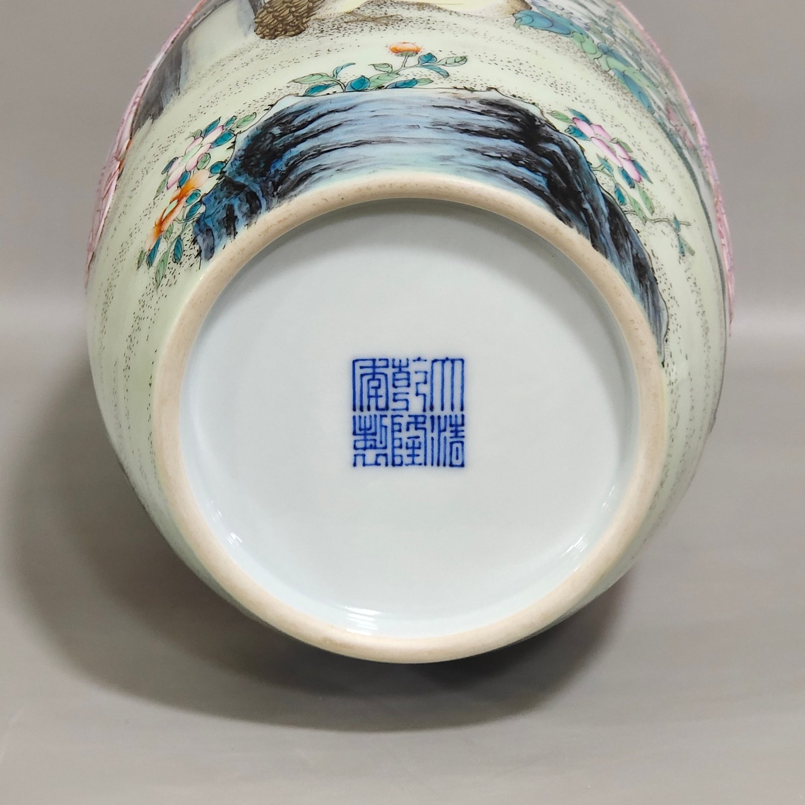 Qing Dynasty Qianlong bamboo newspaper peace cloth with lantern vase
