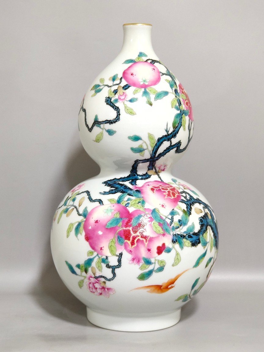 Qing Dynasty Qianlong ever open gourd bottle with a smiling mouth