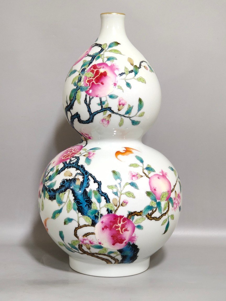 Qing Dynasty Qianlong ever open gourd bottle with a smiling mouth
