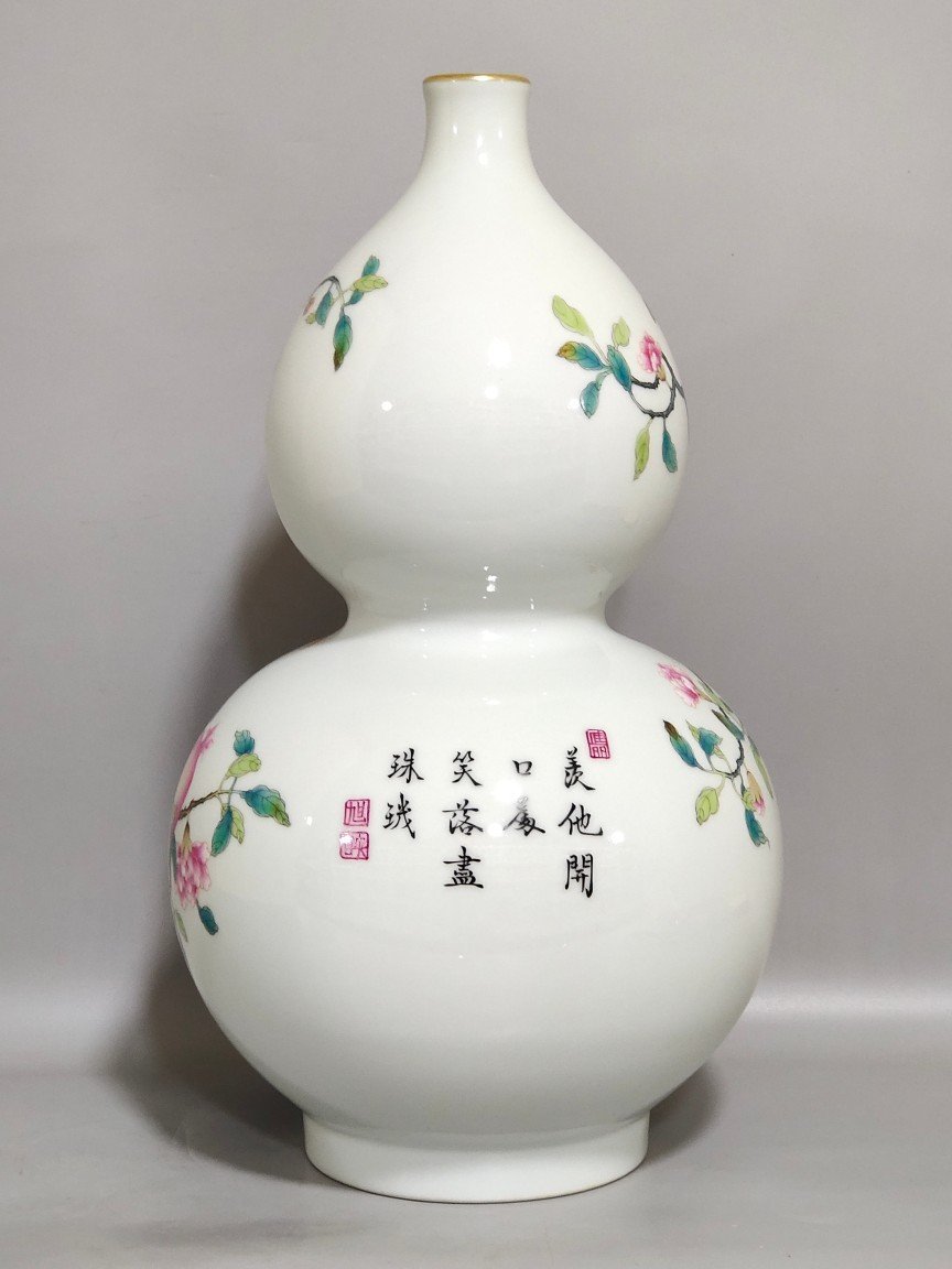 Qing Dynasty Qianlong ever open gourd bottle with a smiling mouth