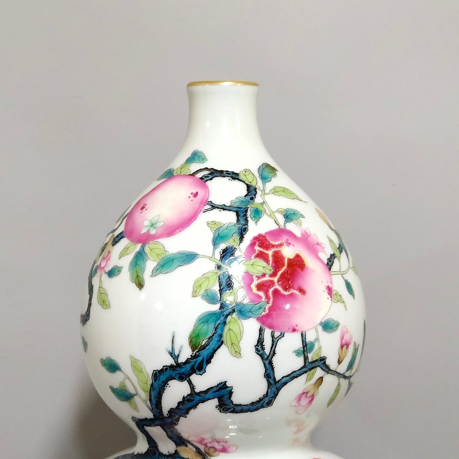 Qing Dynasty Qianlong ever open gourd bottle with a smiling mouth