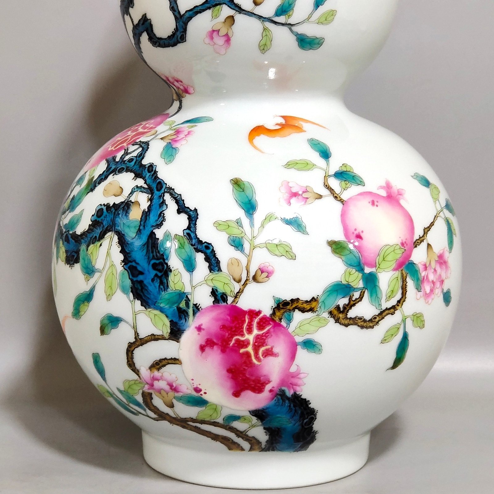 Qing Dynasty Qianlong ever open gourd bottle with a smiling mouth