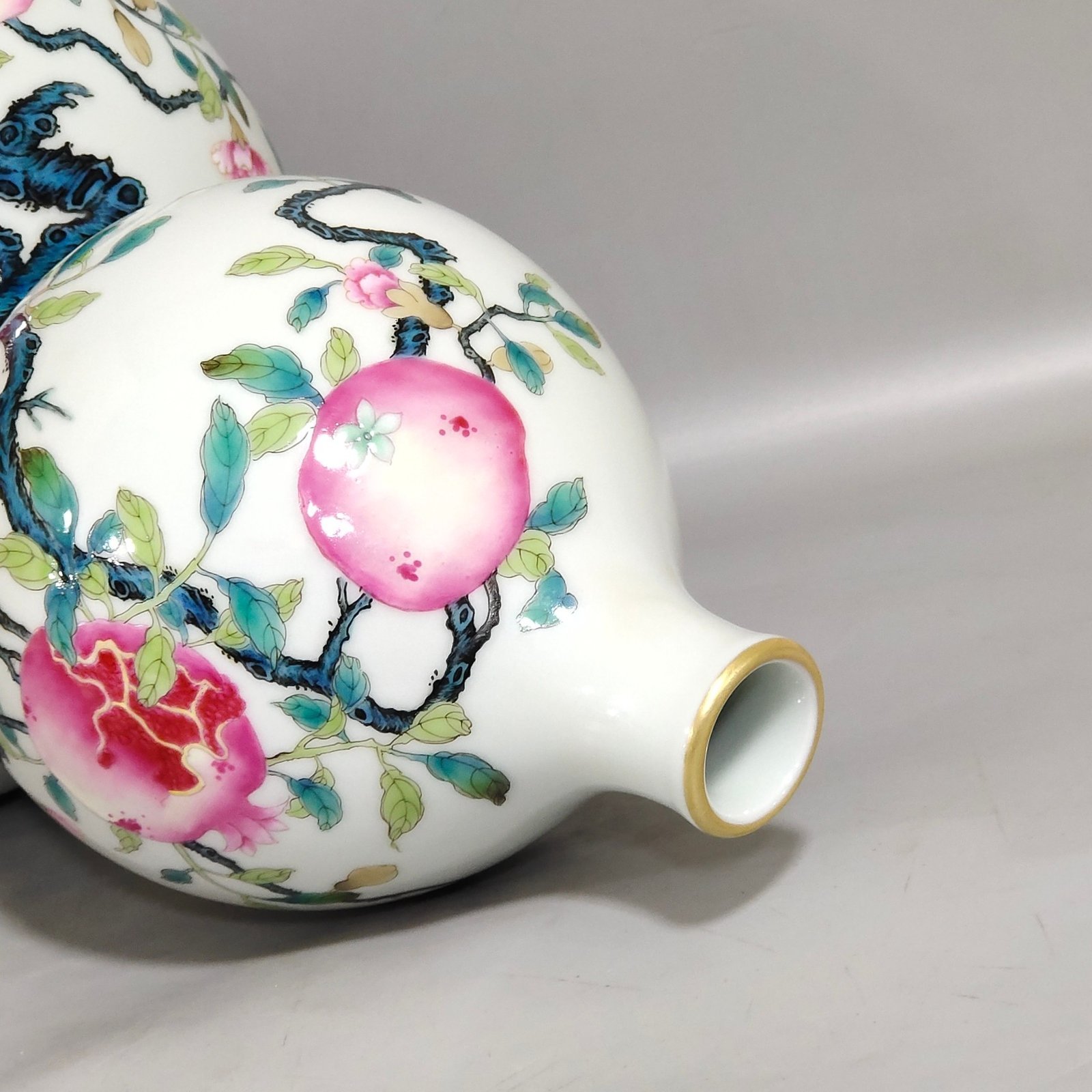 Qing Dynasty Qianlong ever open gourd bottle with a smiling mouth