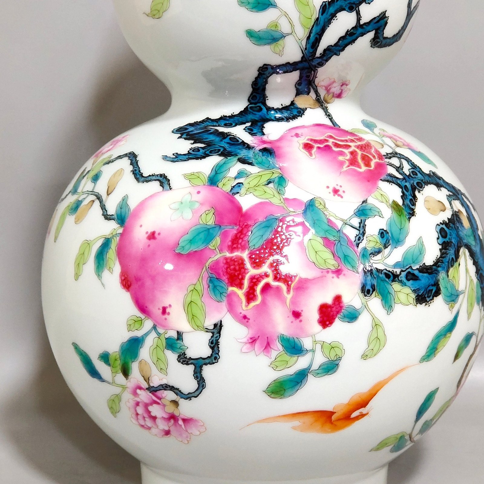 Qing Dynasty Qianlong ever open gourd bottle with a smiling mouth