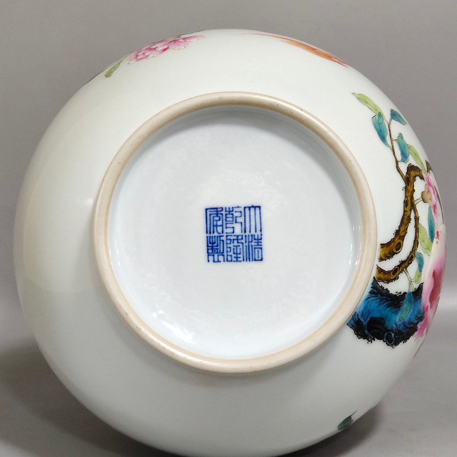 Qing Dynasty Qianlong ever open gourd bottle with a smiling mouth