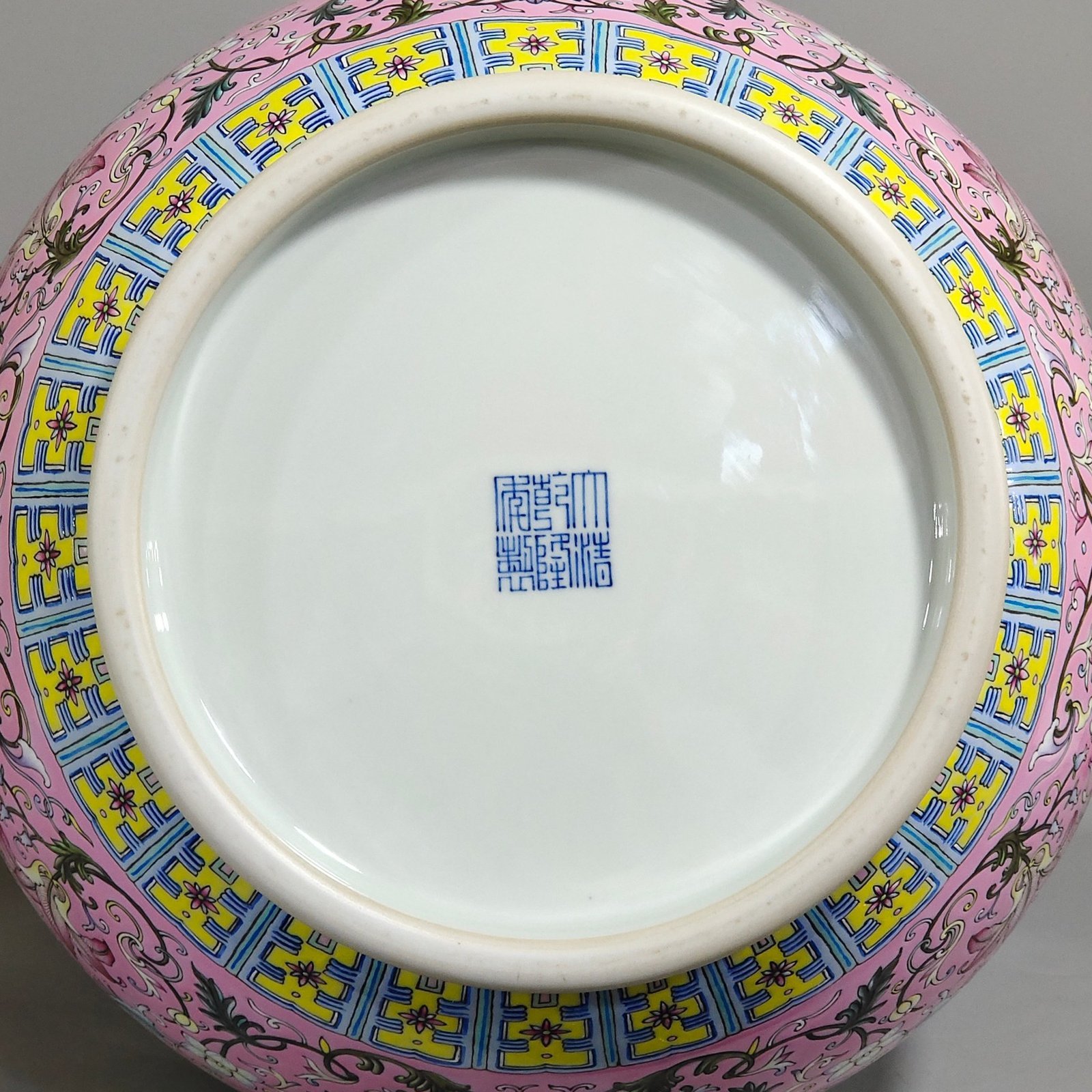 Qing Dynasty Qianlong pink ground window opening Buddha barrel statue