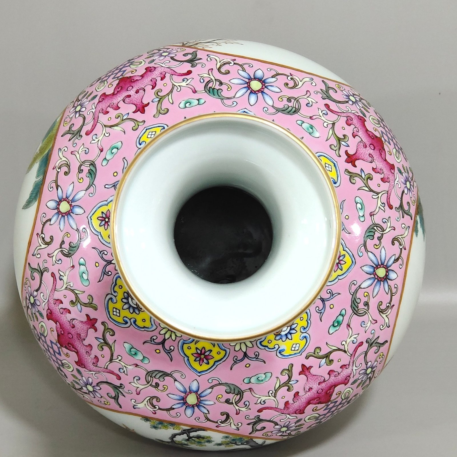Qing Dynasty Qianlong pink window vase