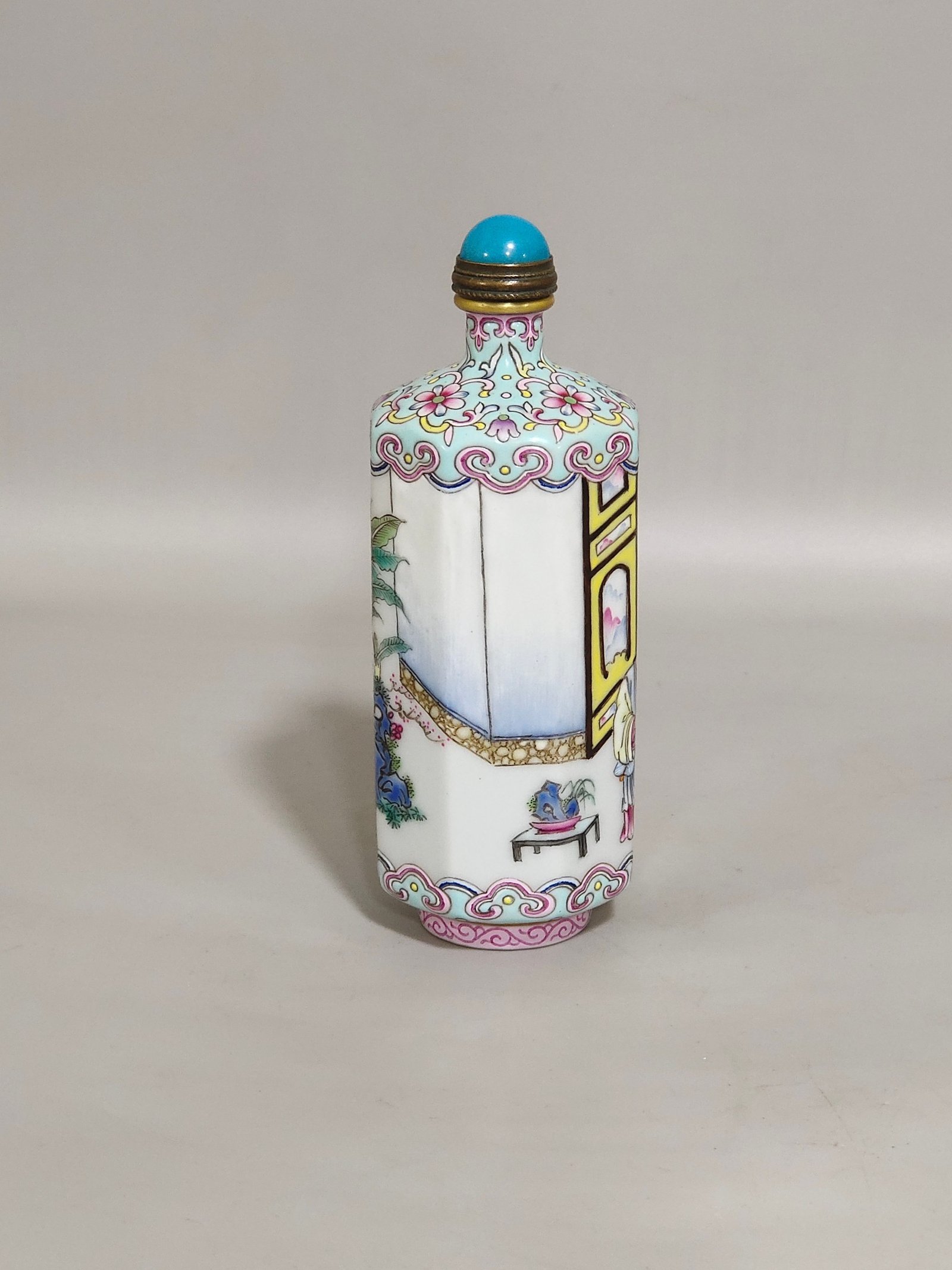Qing Dynasty Qianlong Greenland character story snuff bottle