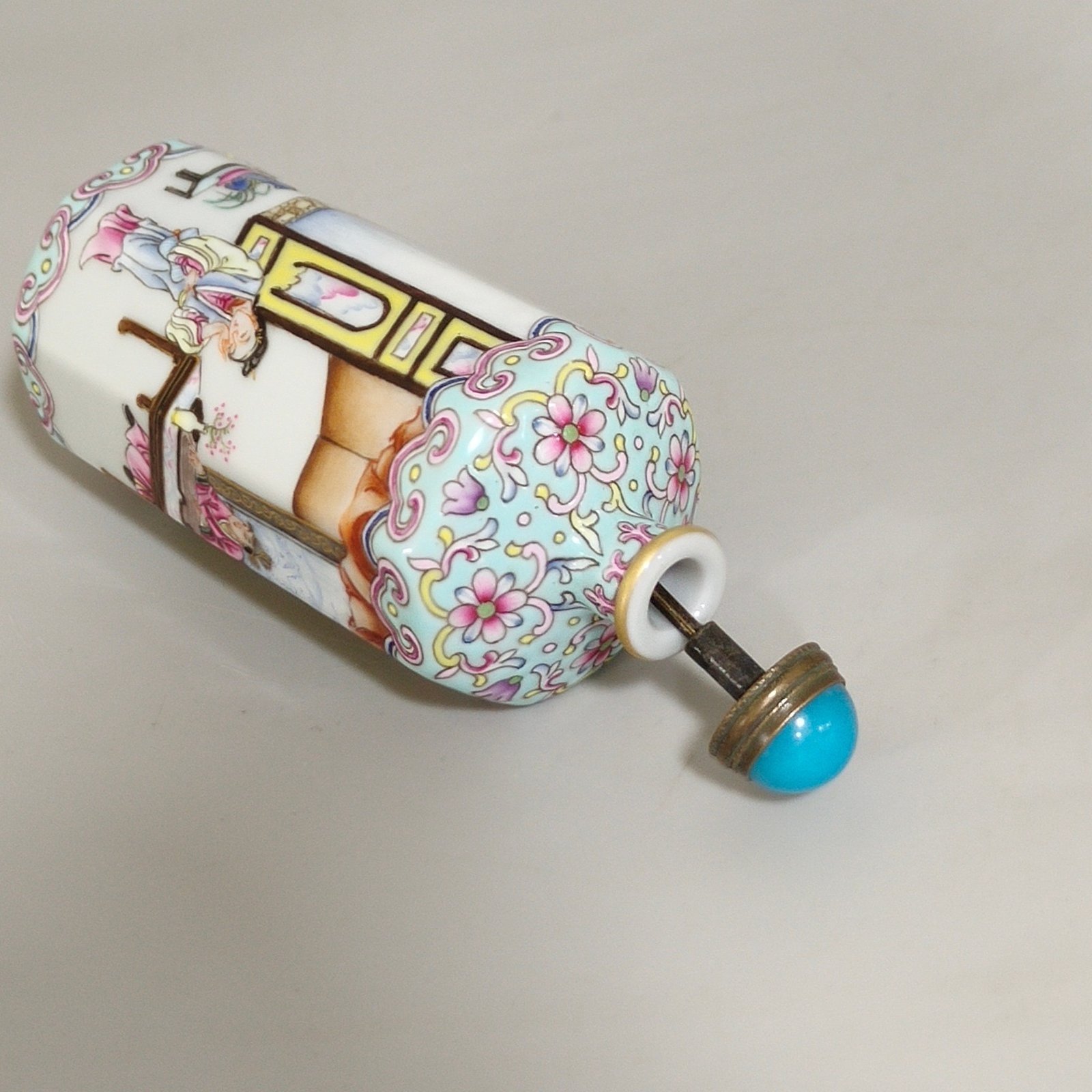 Qing Dynasty Qianlong Greenland character story snuff bottle