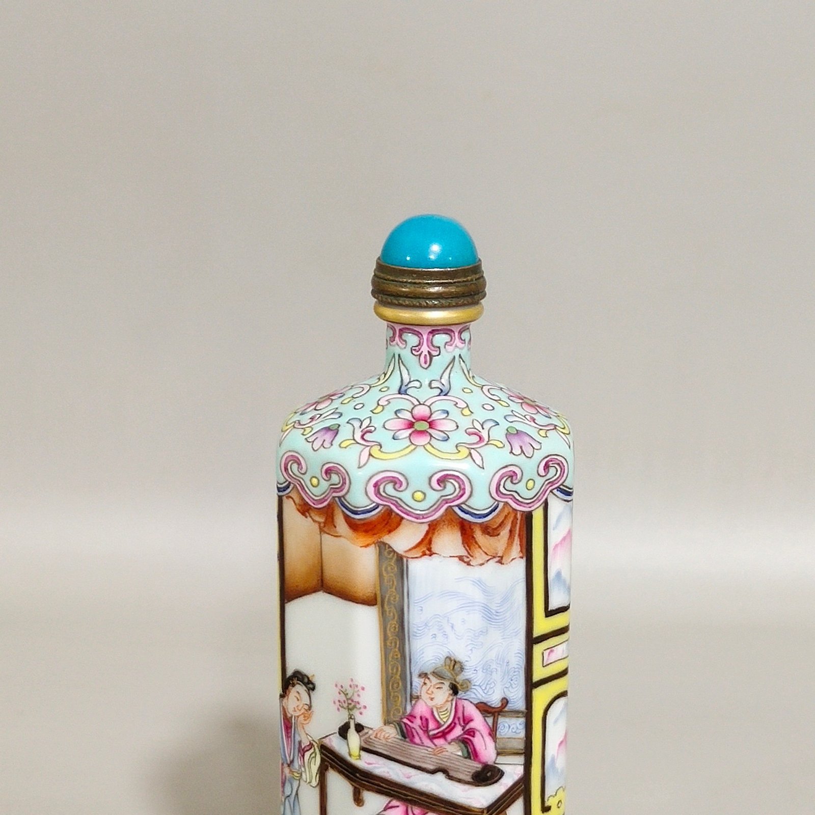 Qing Dynasty Qianlong Greenland character story snuff bottle