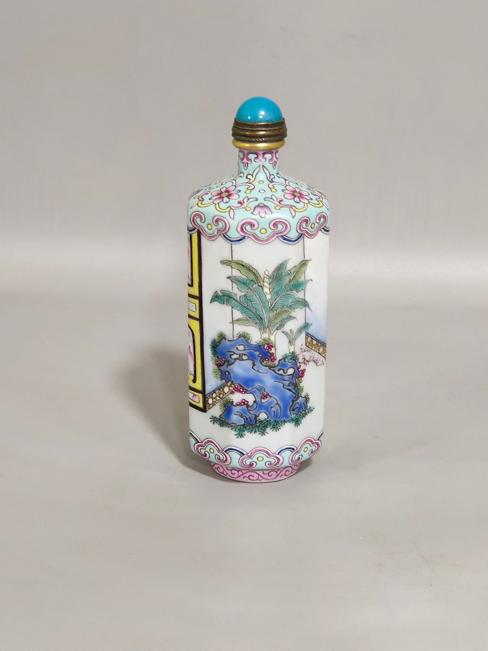 Qing Dynasty Qianlong Greenland character story snuff bottle