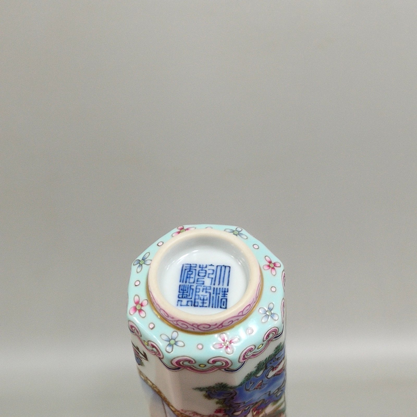 Qing Dynasty Qianlong Greenland character story snuff bottle