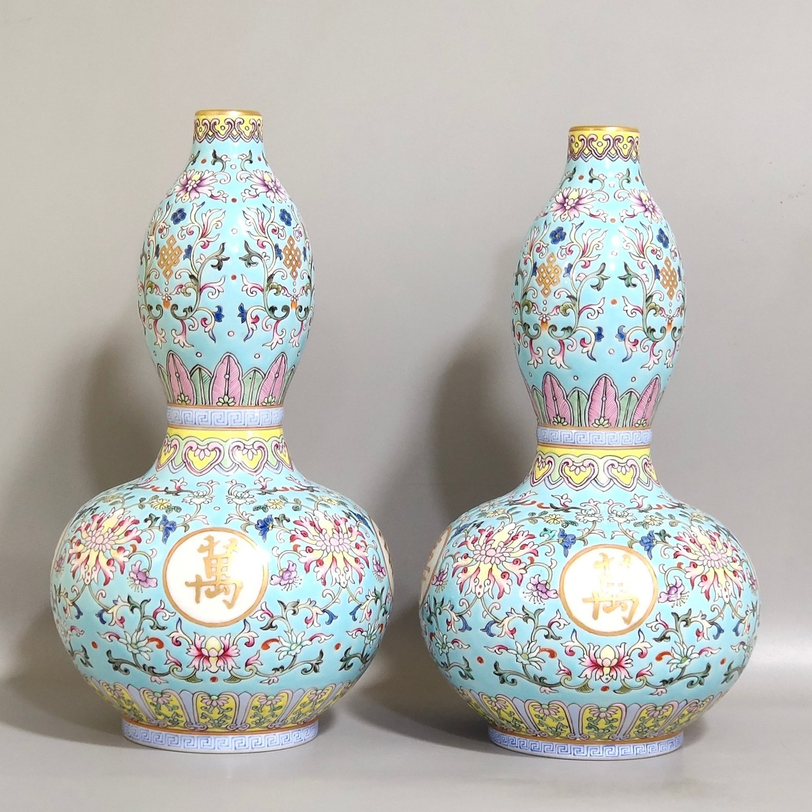 Qing Dynasty Qianlong green space window Wanshou Wujiang gourd vase
