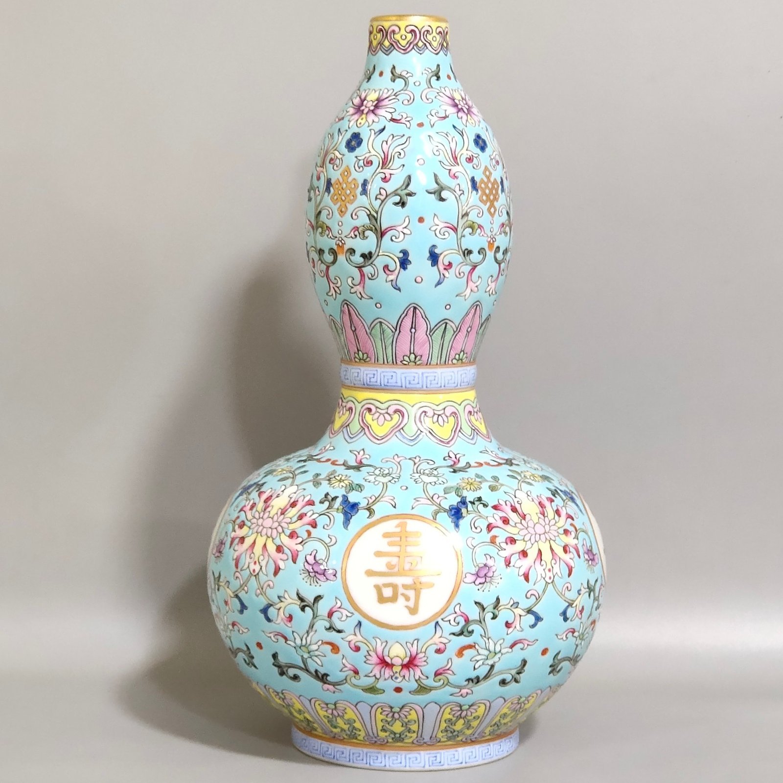 Qing Dynasty Qianlong green space window Wanshou Wujiang gourd vase