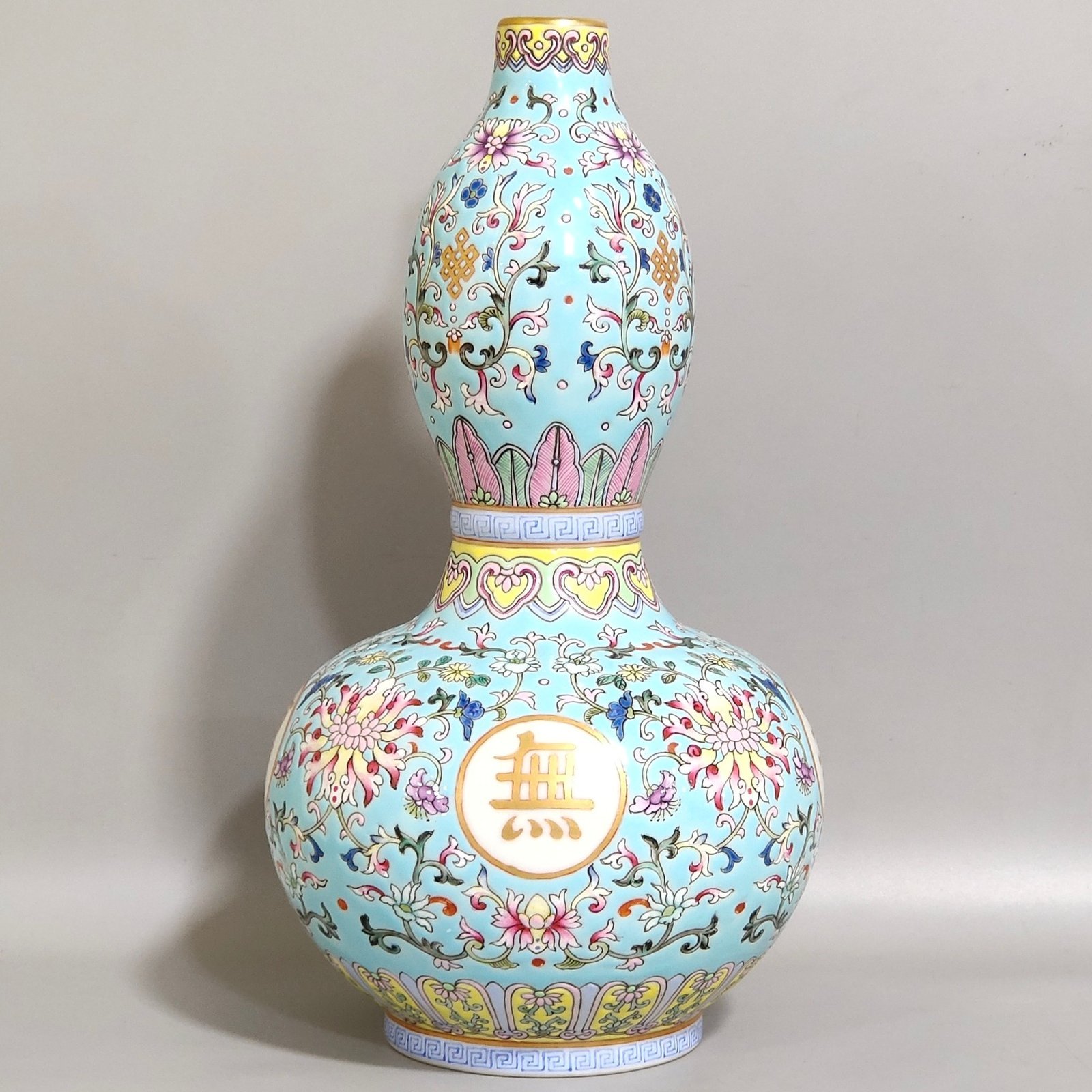 Qing Dynasty Qianlong green space window Wanshou Wujiang gourd vase