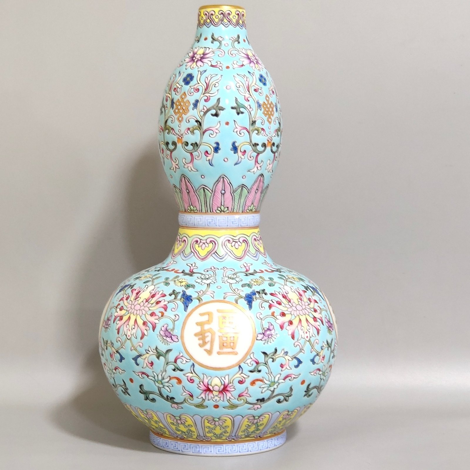 Qing Dynasty Qianlong green space window Wanshou Wujiang gourd vase