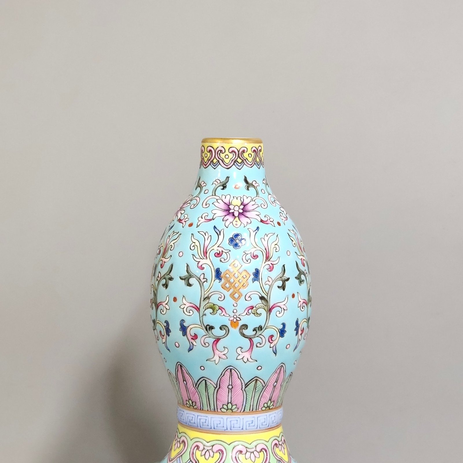 Qing Dynasty Qianlong green space window Wanshou Wujiang gourd vase