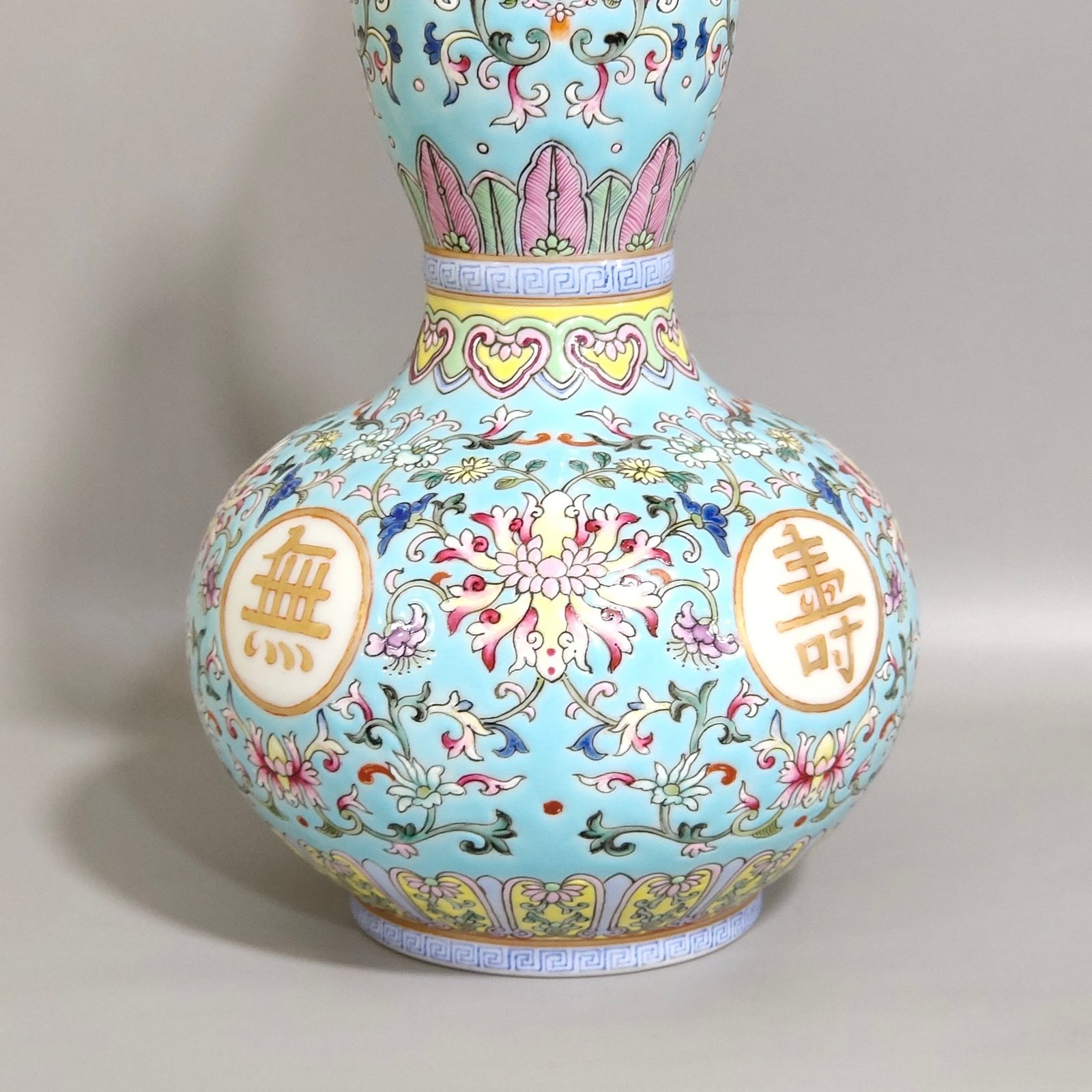 Qing Dynasty Qianlong green space window Wanshou Wujiang gourd vase
