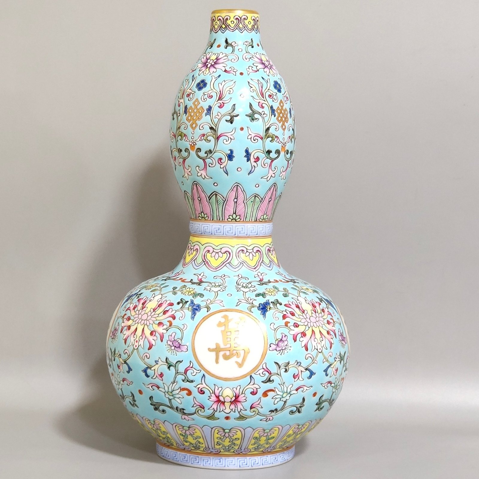 Qing Dynasty Qianlong green space window Wanshou Wujiang gourd vase