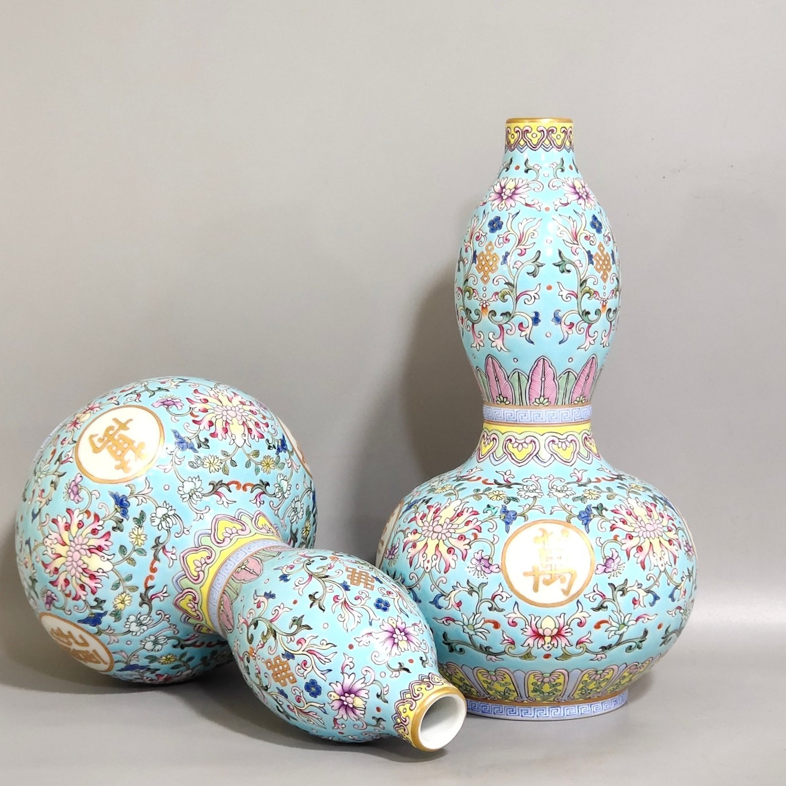 Qing Dynasty Qianlong green space window Wanshou Wujiang gourd vase
