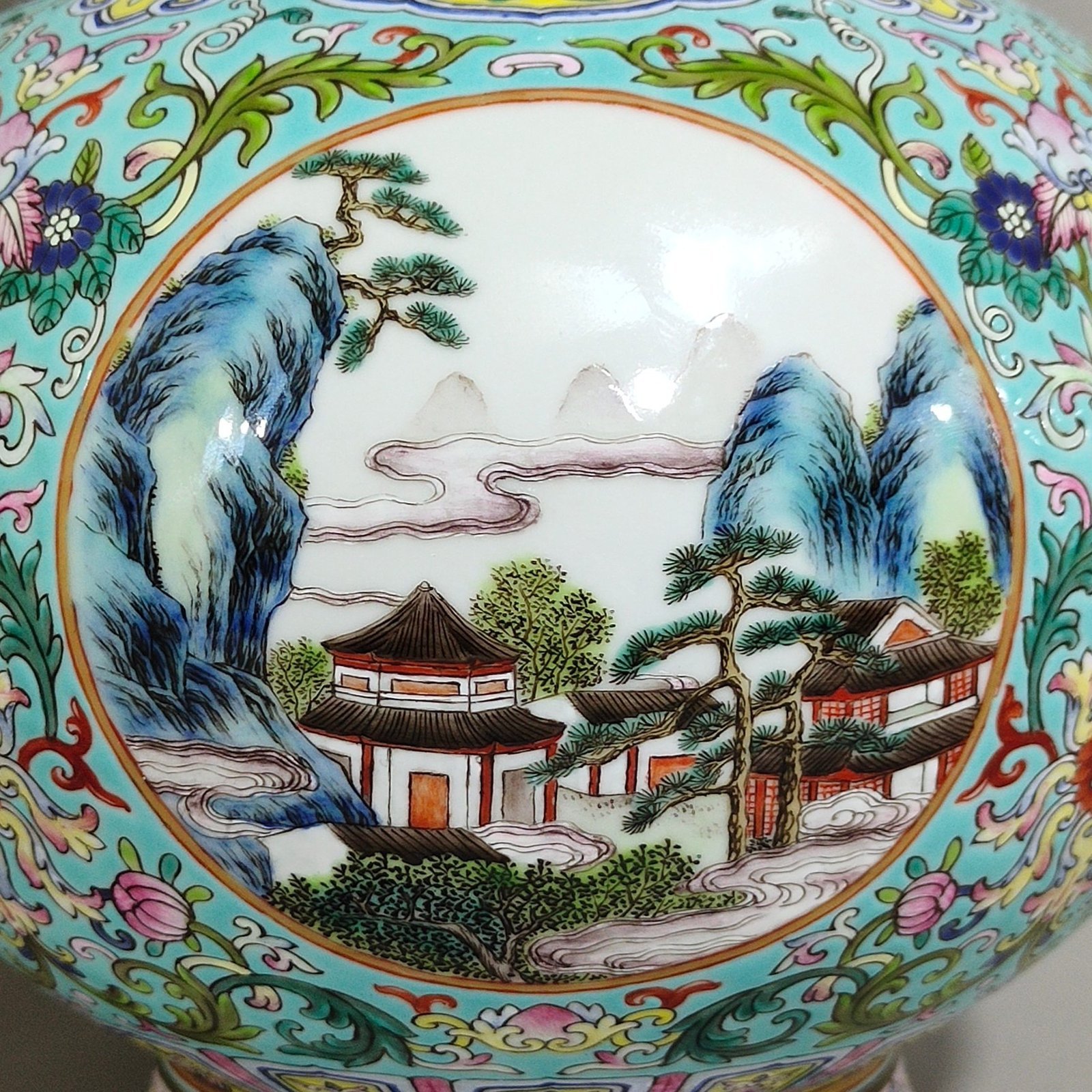 Qing Dynasty Qianlong green space window landscape amphora