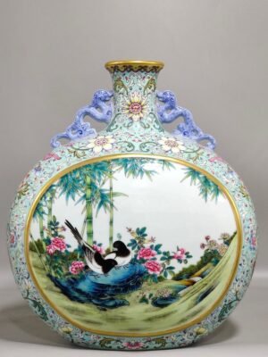 Qing Dynasty Qianlong green space window vase with flowers and birds holding the moon