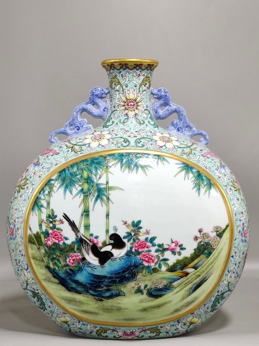 Qing Dynasty Qianlong green space window vase with flowers and birds holding the moon