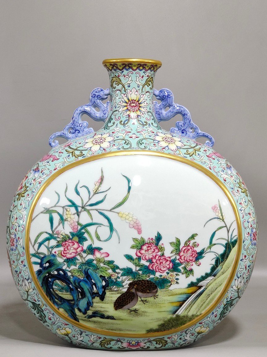 Qing Dynasty Qianlong green space window vase with flowers and birds holding the moon
