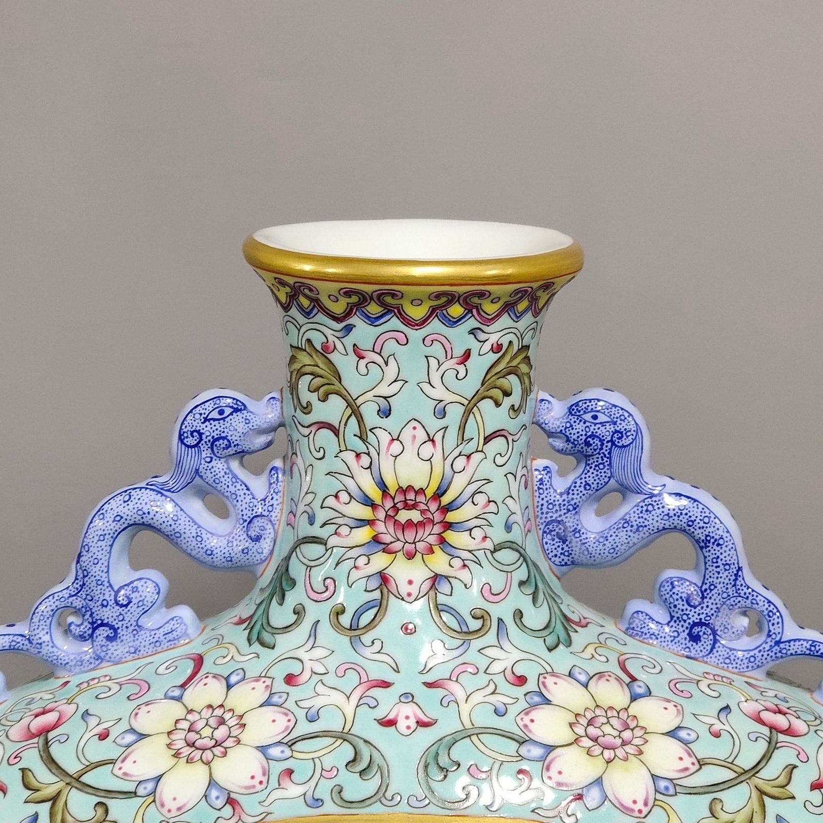 Qing Dynasty Qianlong green space window vase with flowers and birds holding the moon