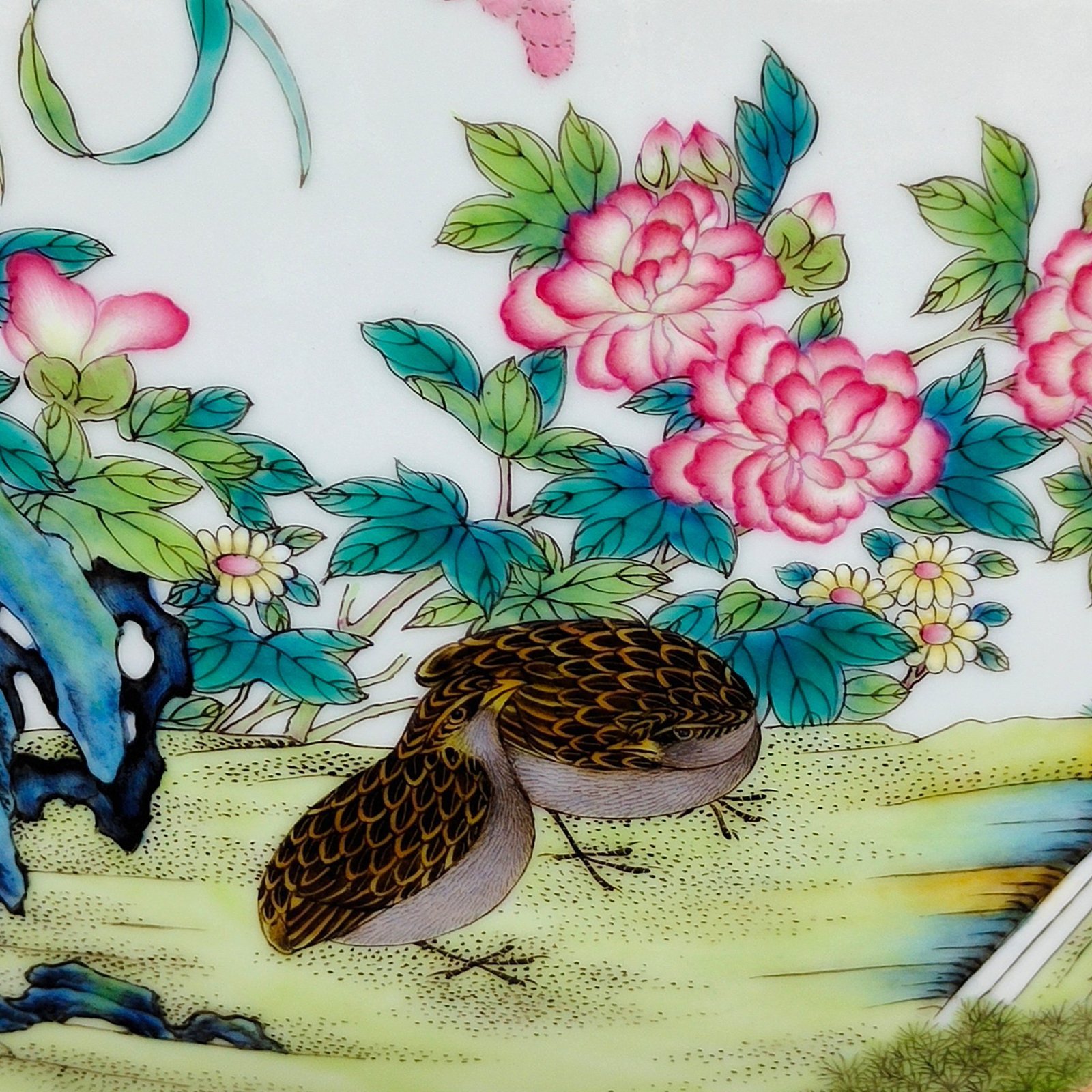 Qing Dynasty Qianlong green space window vase with flowers and birds holding the moon