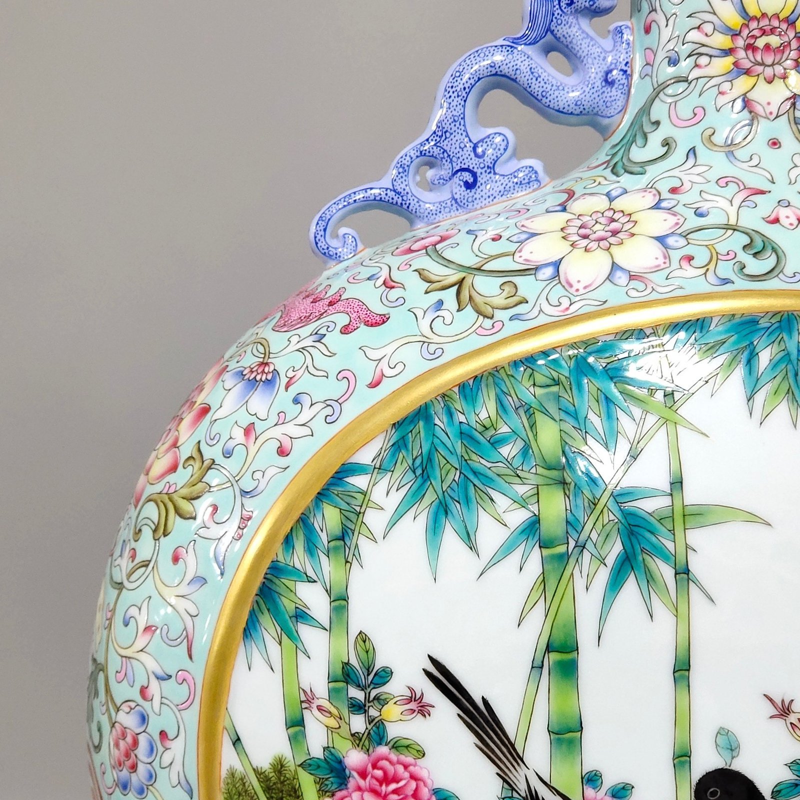 Qing Dynasty Qianlong green space window vase with flowers and birds holding the moon