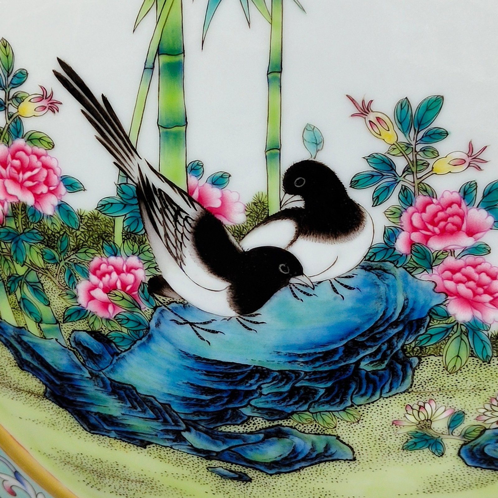 Qing Dynasty Qianlong green space window vase with flowers and birds holding the moon