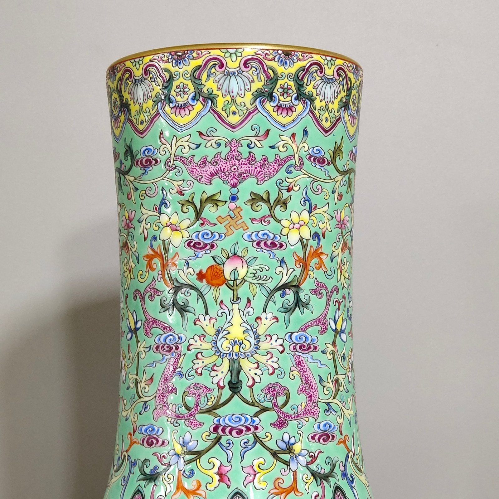 Qing Dynasty Qianlong green space celestial sphere vase with hundreds of cranes