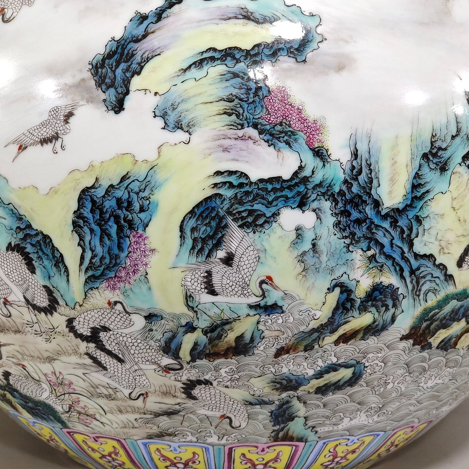 Qing Dynasty Qianlong green space celestial sphere vase with hundreds of cranes