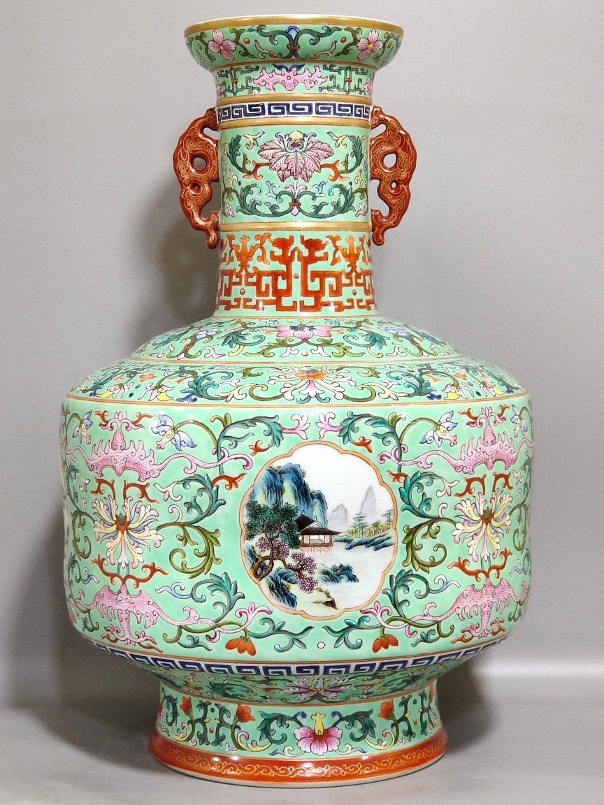Qing Dynasty Qianlong Greenland Fushou continuous window landscape amphora