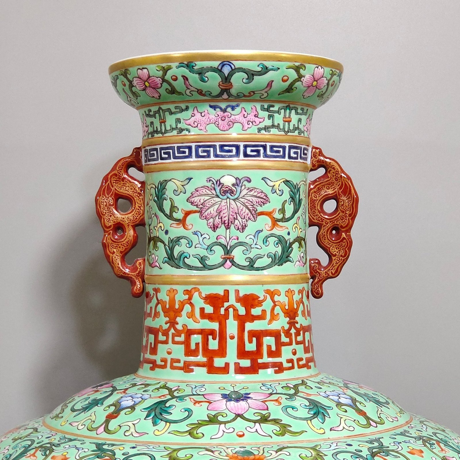Qing Dynasty Qianlong Greenland Fushou continuous window landscape amphora