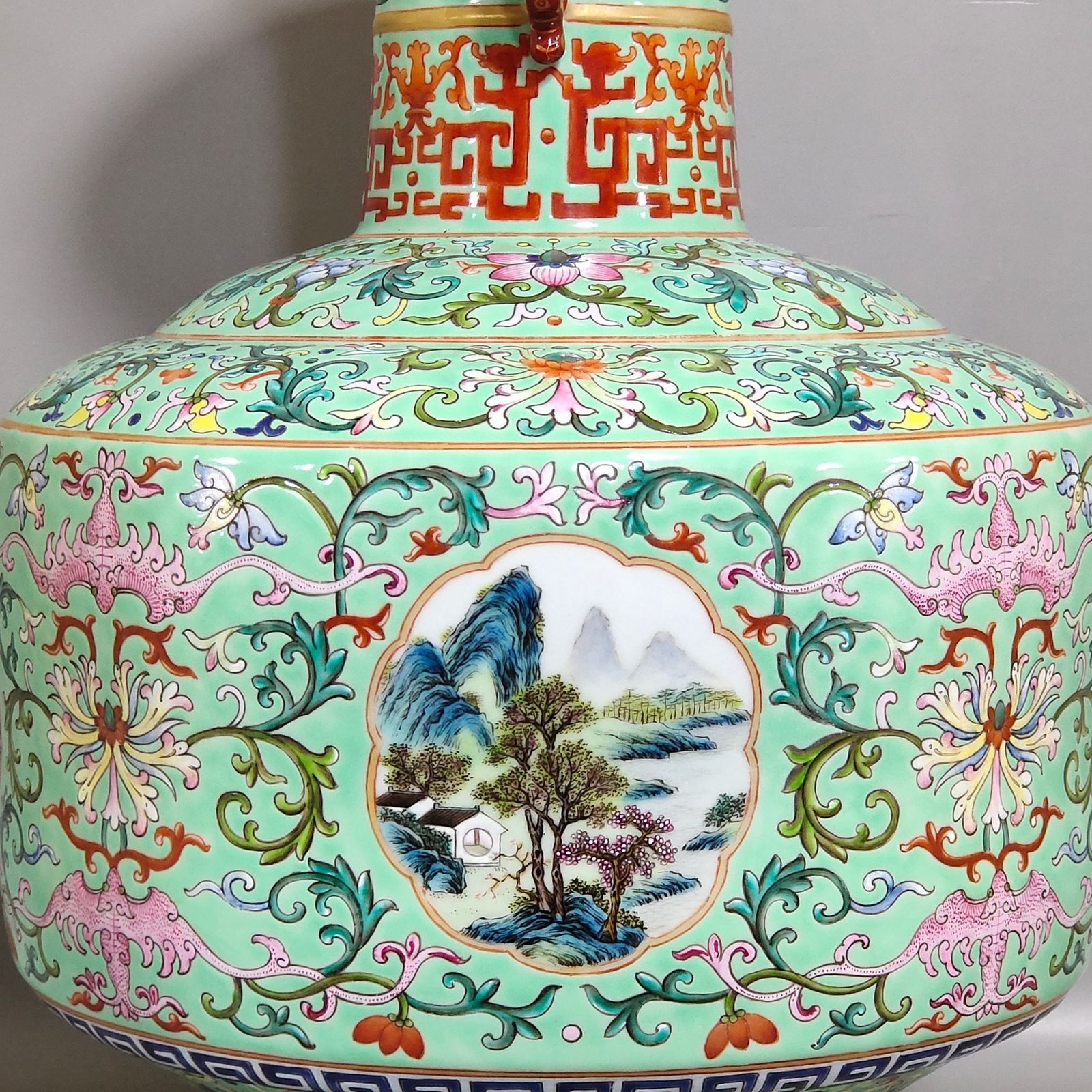 Qing Dynasty Qianlong Greenland Fushou continuous window landscape amphora