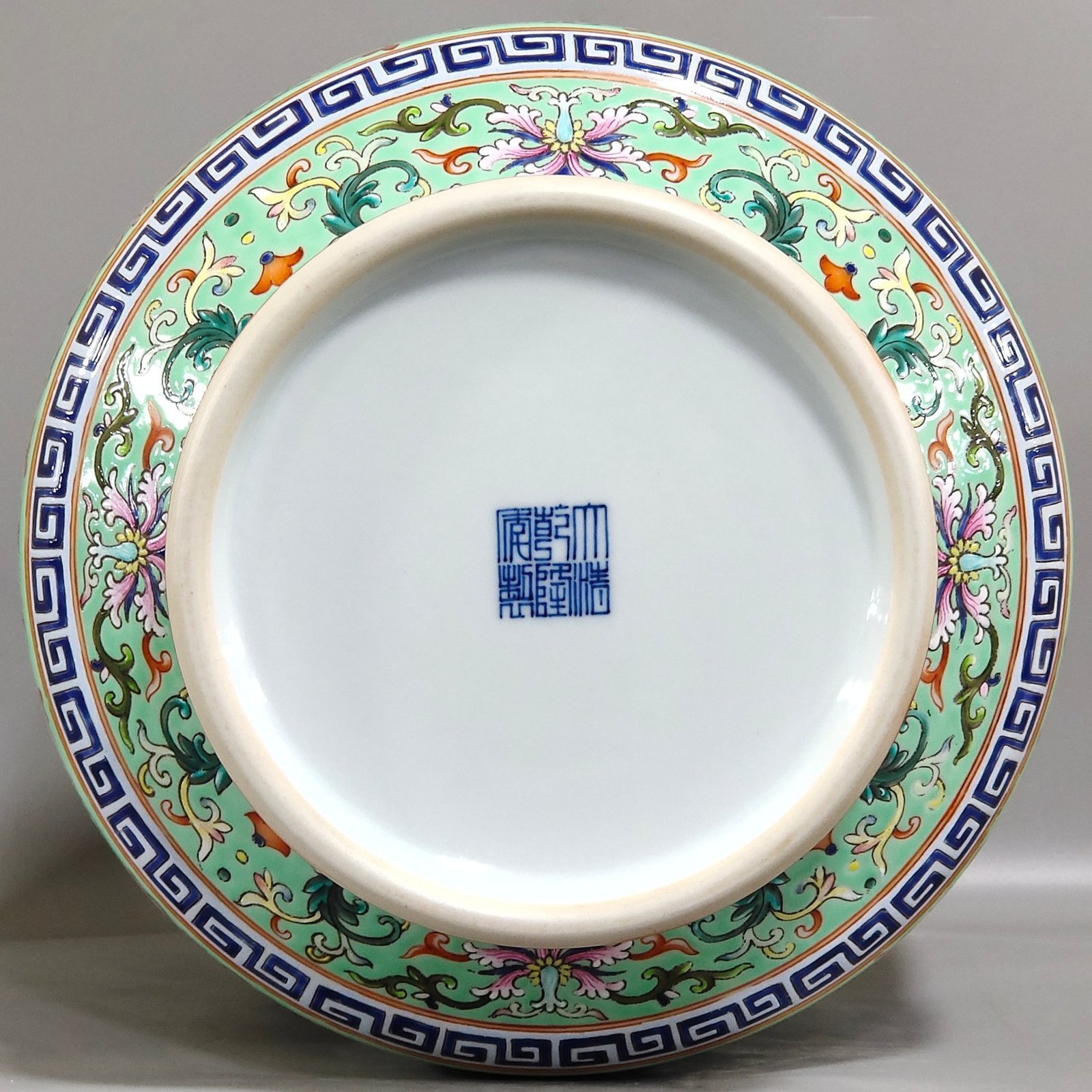 Qing Dynasty Qianlong Greenland Fushou continuous window landscape amphora
